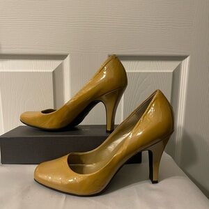 ME TOO, Mustard Yellow Square Toe Patent Heeled Patent Pump, Size 10, Like New